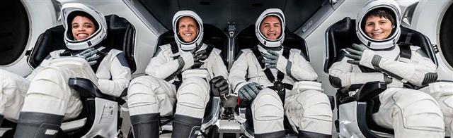 SpaceX载人龙飞船送4名宇航员前往空间站