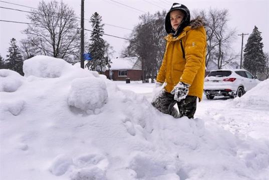 加拿大8岁男孩暴雪中救70岁老人 获赞无数