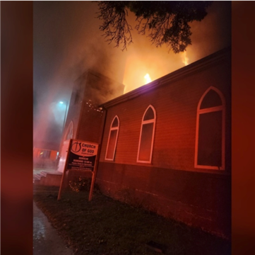 温尼伯教堂突发大火！建筑倒塌 火光朝天。