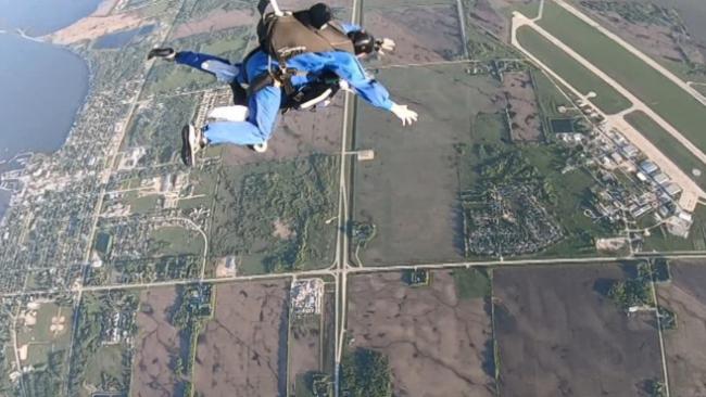 如愿以偿！加拿大95岁老太庆生玩高空跳伞