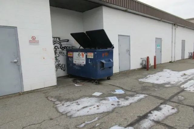 加拿大男子被困垃圾箱 遭机器循环碾压2次