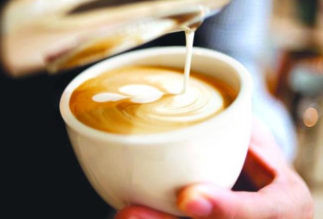 咖啡豆价飚 运输成本涨 1杯拿铁价格升到7元