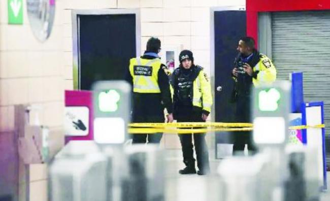 16岁青年坐在地铁站内 竟无辜被利器刺中丧命