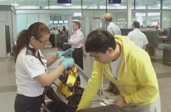 海关严查手机 华人因为微信聊天记录被当场遣返