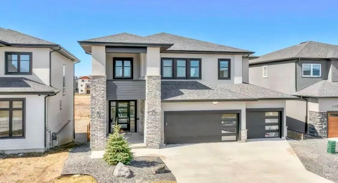 131 Windflower Road  温尼伯顶级建商Hungtington Homes 2024年的定制双层独栋湖景别墅，三车库，超大地块，🉑步出式地下室